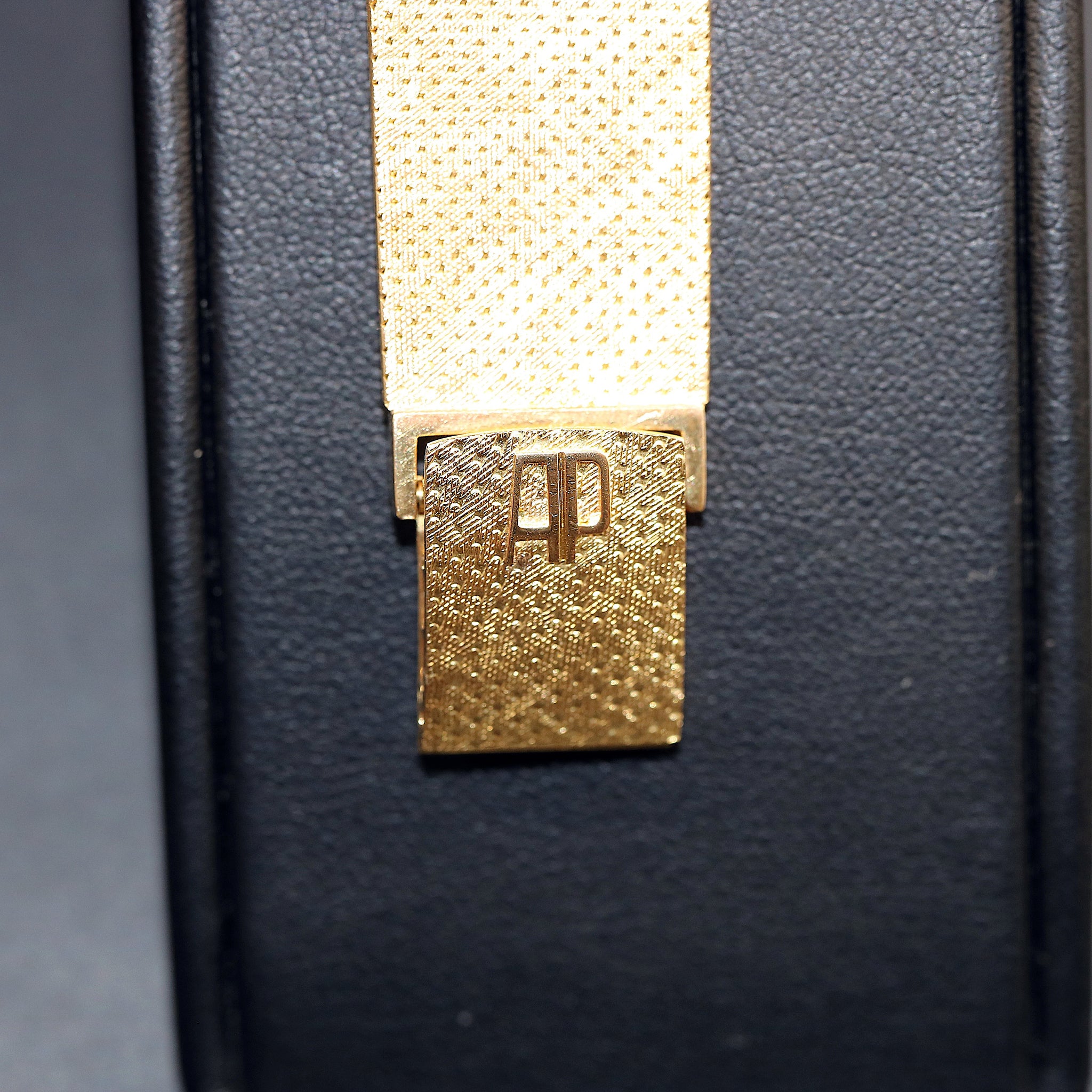 Audemars Piguet Gubelin 21650 – Square – 18K YG – Cal 2003 – Need