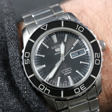 Seiko 5 Sports – 7S36 C – black bezel – 42mm