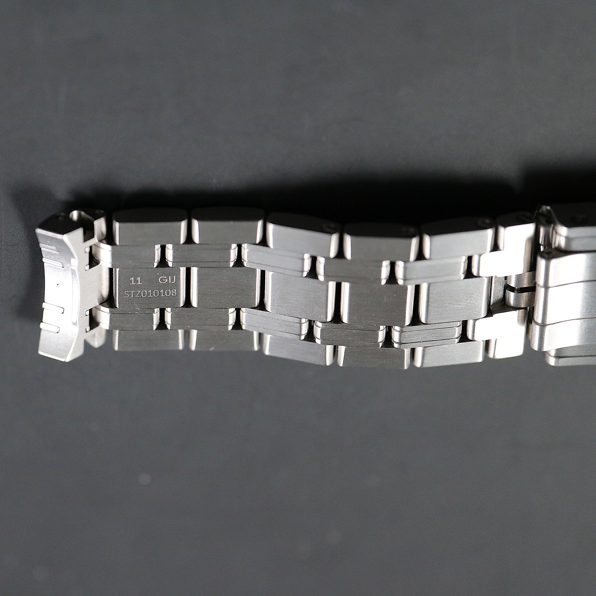 Omega Seamaster bracelet with reference STZ001169 – STZ010108